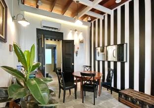 Stylist Siamese Design House Steps To Chinatown Vacation rental in Bangkok