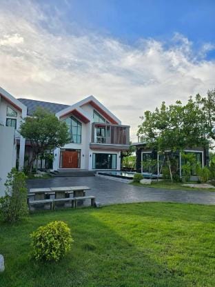 101Grandhomepoolvillahatyai Villa in Thailand