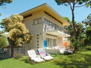 Villa for 8 guests with private fenced garden in Lignano Pineta Villa in Lignano Sabbiadoro
