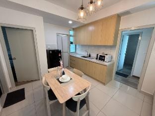 Kajang 3R  Retreat | Wa/F | Netflix Sleek & Serene Apartment in Negeri Sembilan, Malaysia