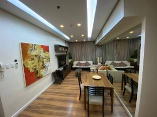 Elegant 2BR Apartment in Upscale Fort BGC Fast Wifi Apartment in Makati