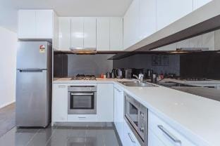 MSA Mainpoint L10: Parking, Gym & Pool Access Vacation rental in Southbank