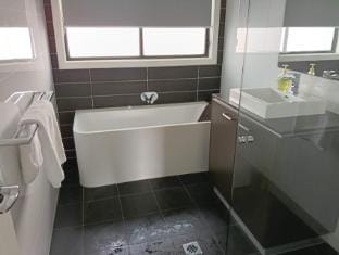 Catherine Field Spacious Modern 4Br home Vacation rental in Rozelle