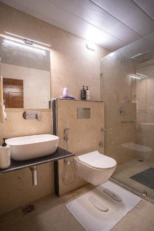 Lake-Facing 2-BHK Retreat Right Above Mall Road Vacation rental in Uttarakhand