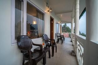 Lake-Facing 2-BHK Retreat Right Above Mall Road Vacation rental in Uttarakhand