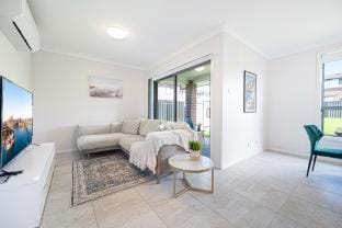 Warm cozy 5Br house near train station & Coles Vacation rental in Sydney