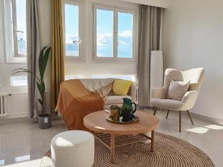 Sunshine 2bdrs apt 65m2/Night view/FREE Parking Vacation rental in Paris