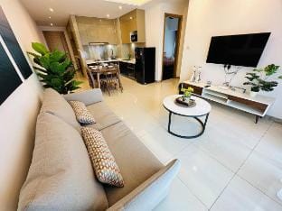 Emerald Homes @ R&F (free WiFi & 1 c/p) Dual-Key Apartment in Johor Bahru