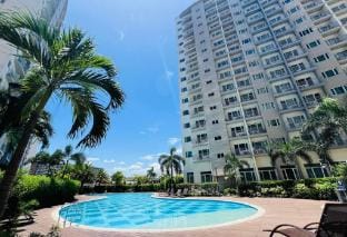 Paradise Staycation At South Apartment in Las Pinas