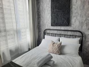 Relax in style with fast WIFI  Netflix Apartment in Manila City