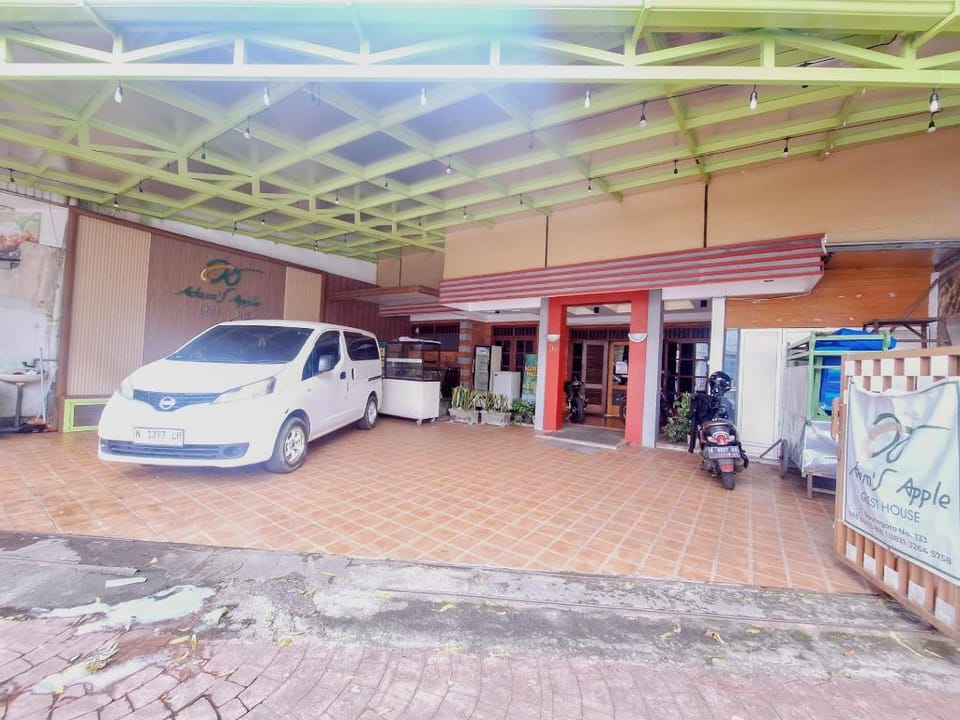RedDoorz Syariah near Lippo Plaza Batu Hotel in Batu