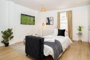 Central London Gem | 2-Level Flat Near Shoreditch Vacation rental in London