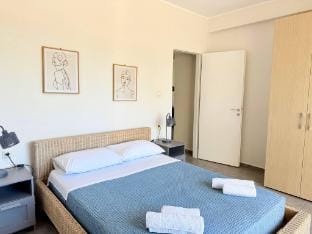 Fifty Shades of Blue 10 sec to sea 5PL 2BD 2BA Apartment in Crete