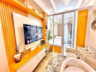 Steps to SM Bicutan/Near Airport/D+/Karaoke/FLX/YT Apartment in Paranaque