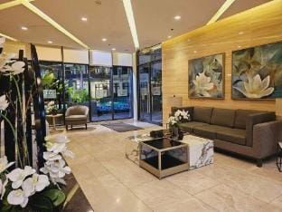 Steps to SM Bicutan/Near Airport/D+/Karaoke/FLX/YT Apartment in Paranaque