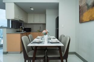 Uptown BGC Upscale 1BR|Spacious |views fr balcony Vacation rental in Makati