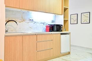 Acropolis Luxurious Apt 100 Mbps Metro Garden Apartment in Athens