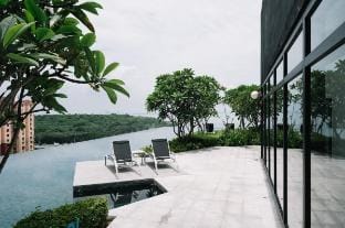 Seaview Infinity Pool 3BR 8Pax 2Carpark 211 Vacation rental in George Town