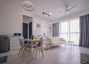 Seaview Infinity Pool 3BR 8Pax 2Carpark 211 Vacation rental in George Town