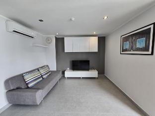 Sleek Corner 1 Bed Apt (T1-607) Vacation rental in Chalong