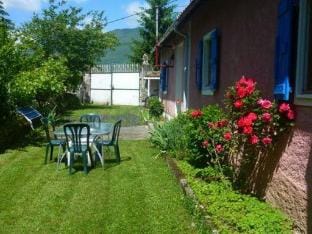 Your pink house with blue shutters Vacation rental in Occitanie