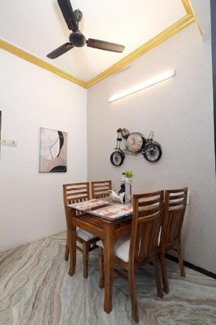 Family-Oriented 2 BHK Villa With Chef & Terrace. Villa in Mumbai