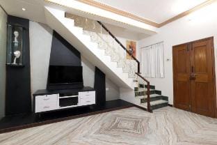 Family-Oriented 2 BHK Villa With Chef & Terrace. Villa in Mumbai