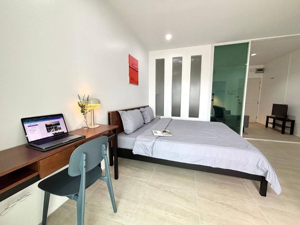 1minBTS-Workplace>Living area/Central/Fast-WiFi+AC Vacation rental in Bangkok