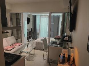 Azure Staycation by Leojen Vacation rental in Pasay