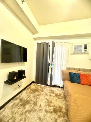 Cozy 1BR fronting pool near NAIA w/ WiFi Netflix Vacation rental in Las Pinas