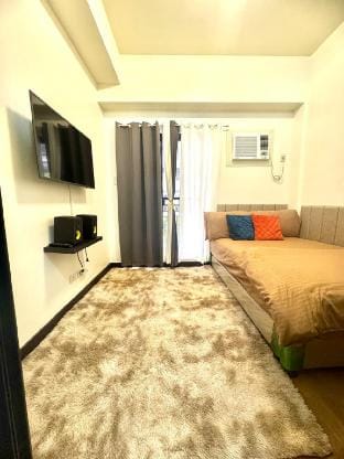 Cozy 1BR fronting pool near NAIA w/ WiFi Netflix Vacation rental in Las Pinas