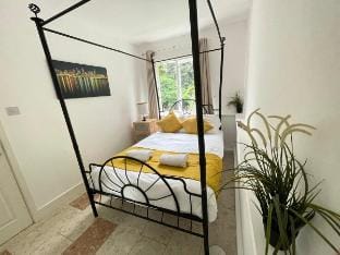 Earls Court 1BR with Lovely Garden View Apartment in City of Westminster