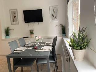 Earls Court 1BR with Lovely Garden View Apartment in City of Westminster