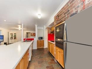 MetaWise Cozy Family Room3 in Shared Home Free Parking Vacation rental in Castle Hill