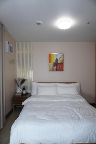 Modern Rustic Pet Friendly Condo in Mckinley Hill Vacation rental in Makati