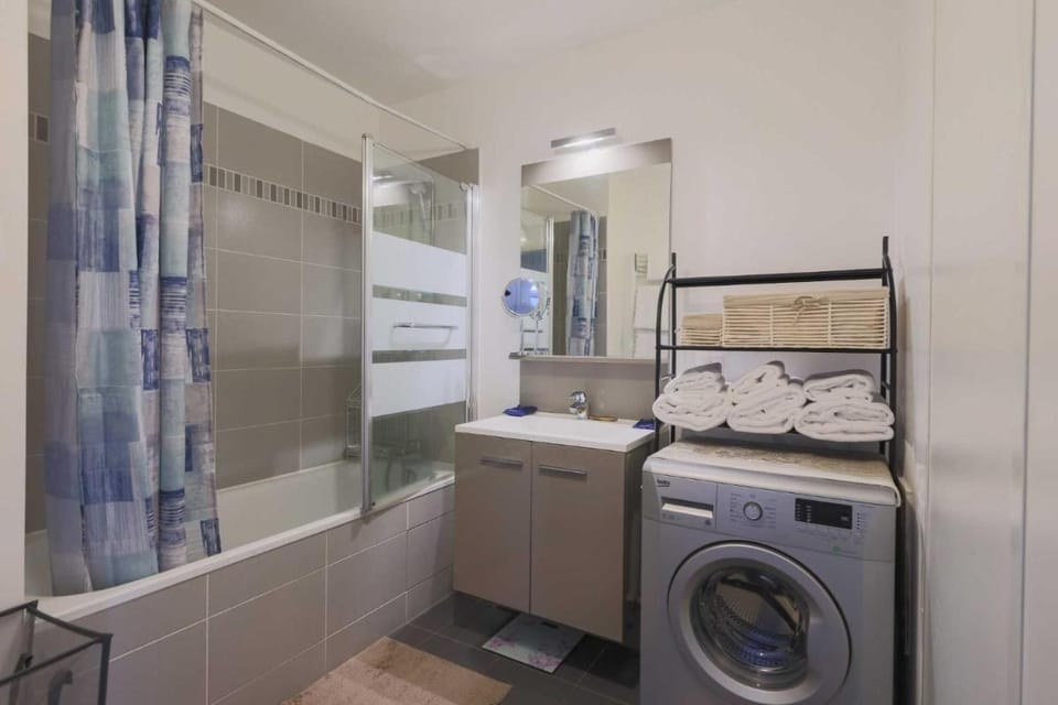 A C Apartment 2BR 6P - StOuen Grand Parc Apartment in Île-de-France