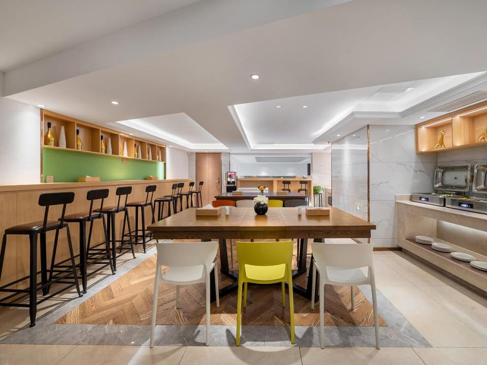 Vienna 3 Best Hotel Shenzhen Qianhai Bao'an Center OH BAY Ferris Wheel Hotel in Hong Kong