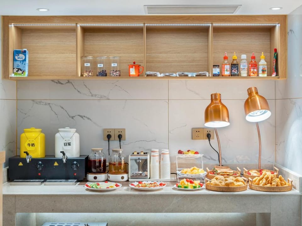 Vienna 3 Best Hotel Shenzhen Qianhai Bao'an Center OH BAY Ferris Wheel Hotel in Hong Kong