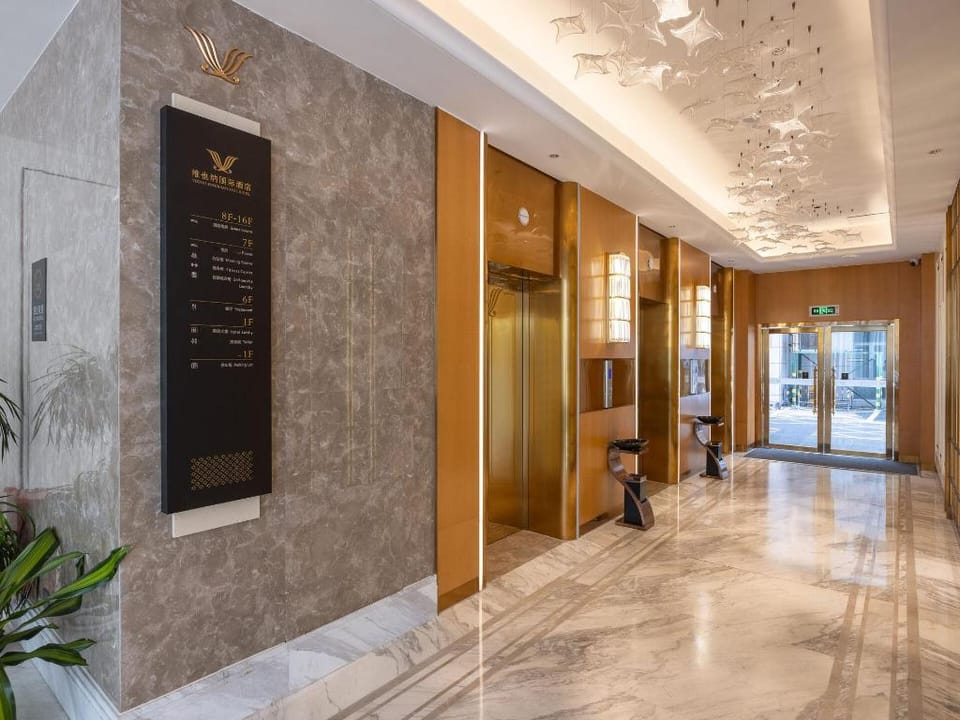Vienna International Hotel Baolong Metro Station Hotel in Shenzhen