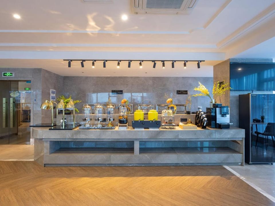 Vienna International Hotel Baolong Metro Station Hotel in Shenzhen