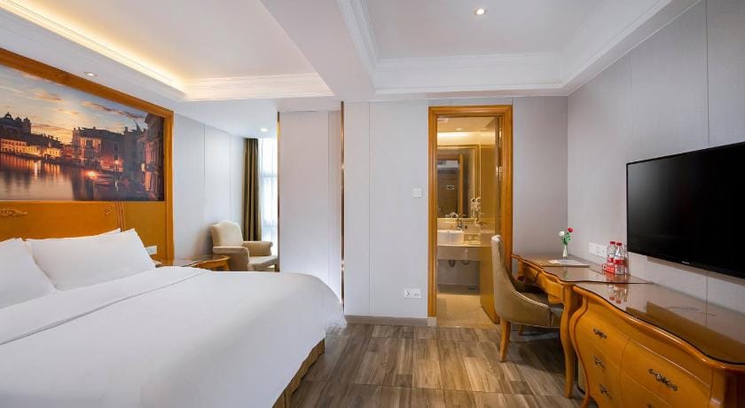 Vienna Classic Hotel Shenzhen Longgang Jixiang Metro Station Hotel in Shenzhen