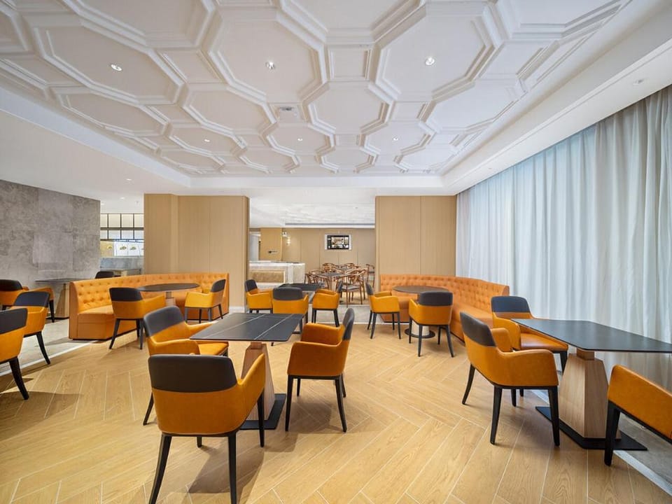 Vienna International Hotel Haikou East High-Speed Railway Station Wuyue Plaza Hotel in Hainan