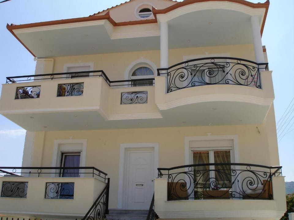 PRIME LUXURY VILLA BEACH FRONT Hotel in Decentralized Administration of Macedonia and Thrace