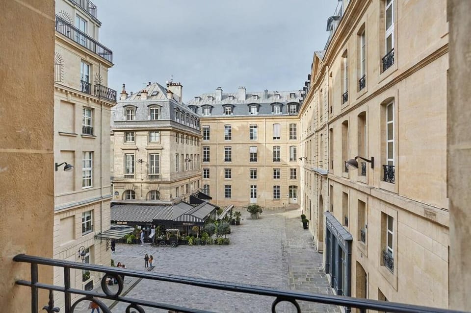 Incredible apartment Louvre/Palais Royal Apartment in Paris