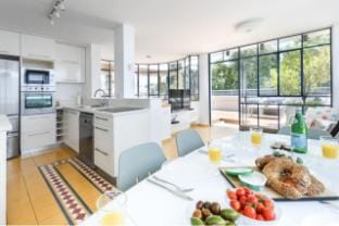 Spacious 3BR Penthouse w Rooftop 7 min from Beach Apartment in Tel Aviv-Yafo