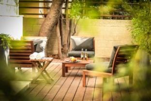 Serene Retreat with Lush Garden Apartment in Tel Aviv-Yafo