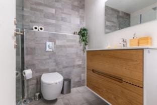 Sunlit Elegant 3BR Stay with Mamad Apartment in Tel Aviv-Yafo