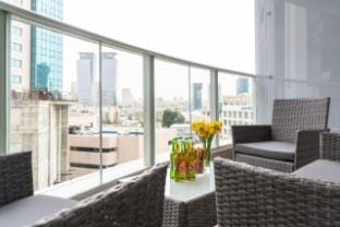 Sunlit Elegant 3BR Stay with Mamad Apartment in Tel Aviv-Yafo