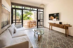Rustic Charm 2BR Apt in Tel Aviv By Sea N' Rent Apartment in Tel Aviv-Yafo