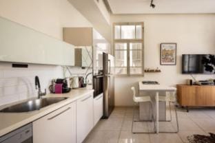 Bauhaus Artistic Haven with Mamad Apartment in Tel Aviv-Yafo